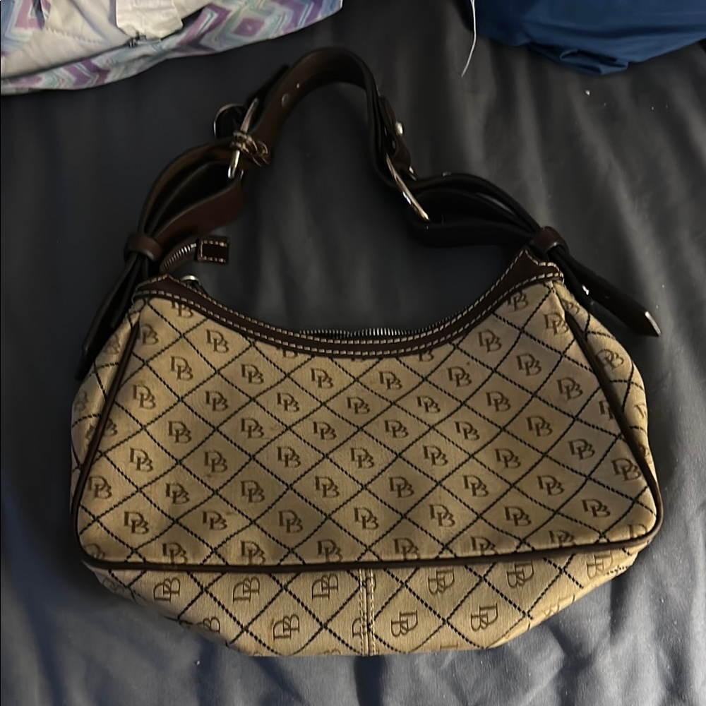 Brown very clean purse that’s vintage and only use couple of times